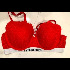 Brand new Victoria secret bra Size: 38B
